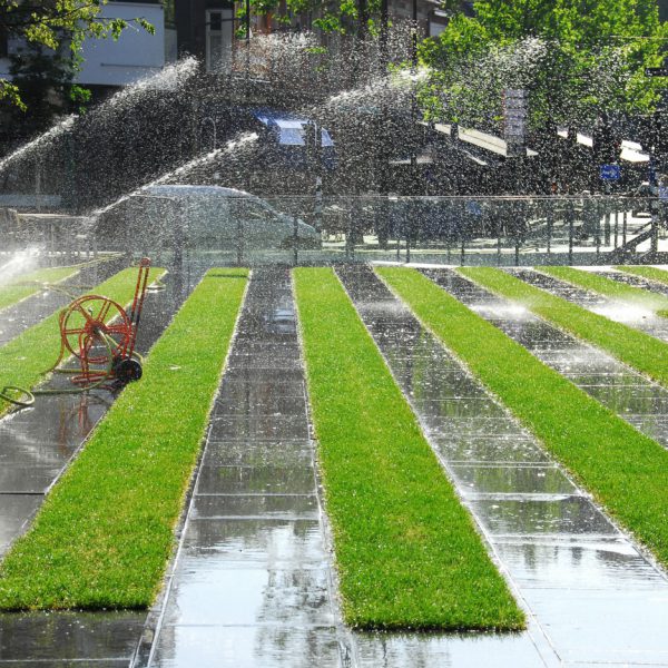 buro-sant-en-co-landschapsarchitectuur-de-heuvel-tilburg-plein-ontwerp-gras-banen-natuursteen-strips